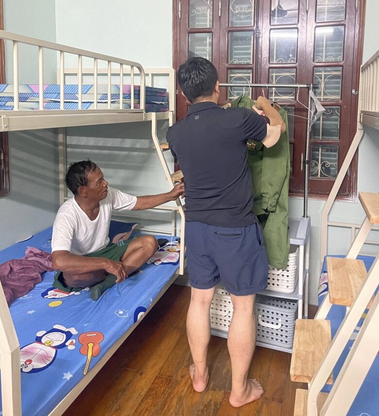 Anh Kiên đón ông Minh về nhà mình và cho ở miễn phí lúc đã quá 12h đêm. 