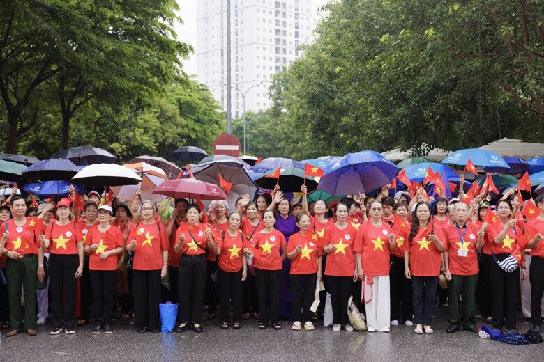 Bà Tính cho rằng, người cao tuổi thể hiện lòng yêu nước có rất nhiều cách, nhưng cần phải đảm bảo sức khỏe là ưu tiên hàng đầu. 