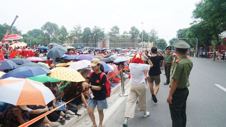 Biển người đổ về các tuyến phố Hà Nội chờ xem hợp luyện diễu binh: amp;#34;Đây có lẽ là thời khắc đáng nhớ nhất của cuộc đời...amp;#34; - 10