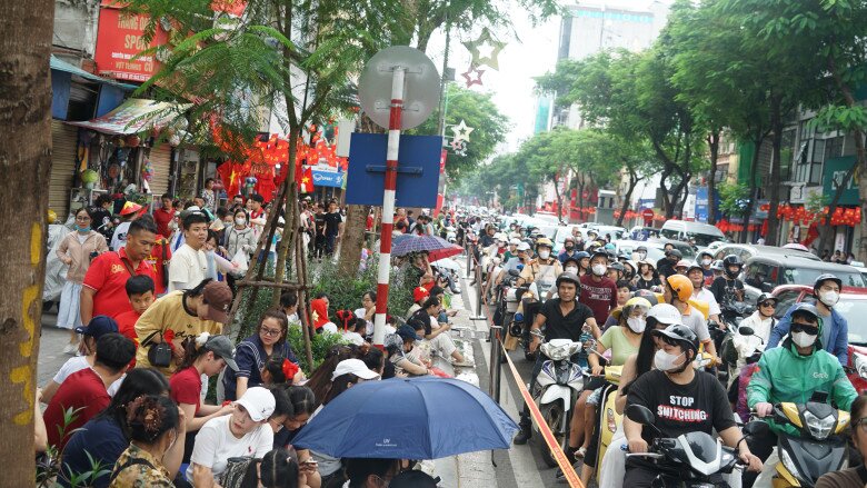 Biển người đổ về các tuyến phố Hà Nội chờ xem hợp luyện diễu binh: amp;#34;Đây có lẽ là thời khắc đáng nhớ nhất của cuộc đời...amp;#34; - 2