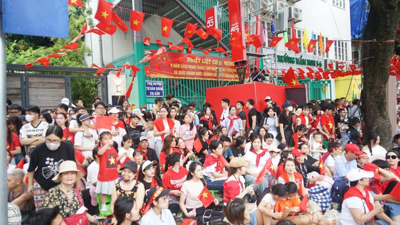 Biển người đổ về các tuyến phố Hà Nội chờ xem hợp luyện diễu binh: amp;#34;Đây có lẽ là thời khắc đáng nhớ nhất của cuộc đời...amp;#34; - 4