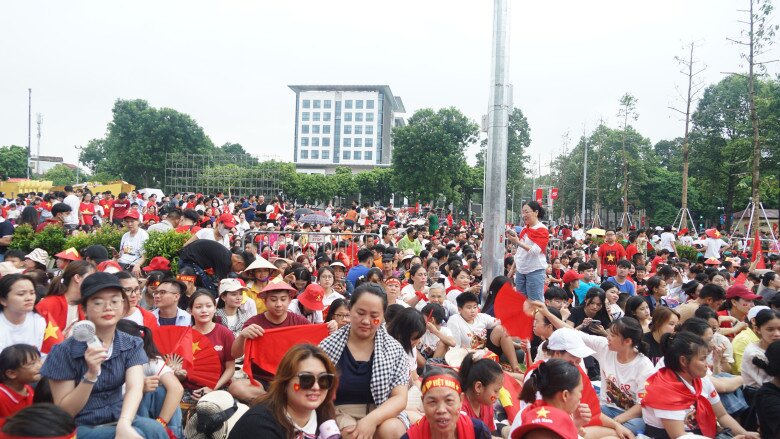 Biển người đổ về các tuyến phố Hà Nội chờ xem hợp luyện diễu binh: amp;#34;Đây có lẽ là thời khắc đáng nhớ nhất của cuộc đời...amp;#34; - 7
