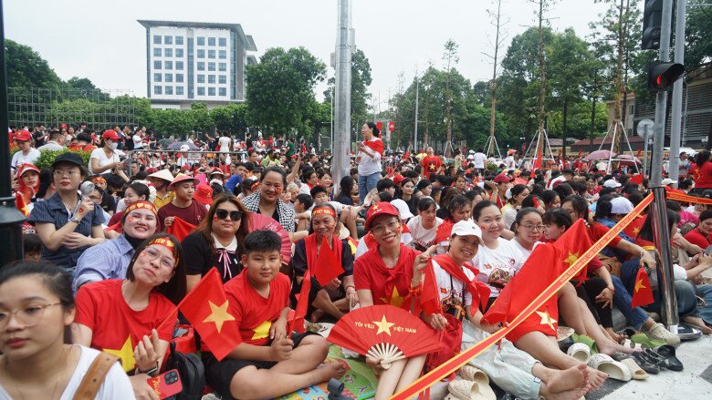 img srchttps://cdn.eva.vn/upload/3-2025/images/phuongld/hop-luyen-le7-1755772122-38-width780height439.jpg /