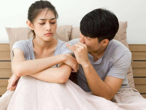Thời gian quan hệ của nam giới bao lâu gọi là "yếu"? Vợ chồng đang giận dỗi có nên "làm lành" bằng tình dục?