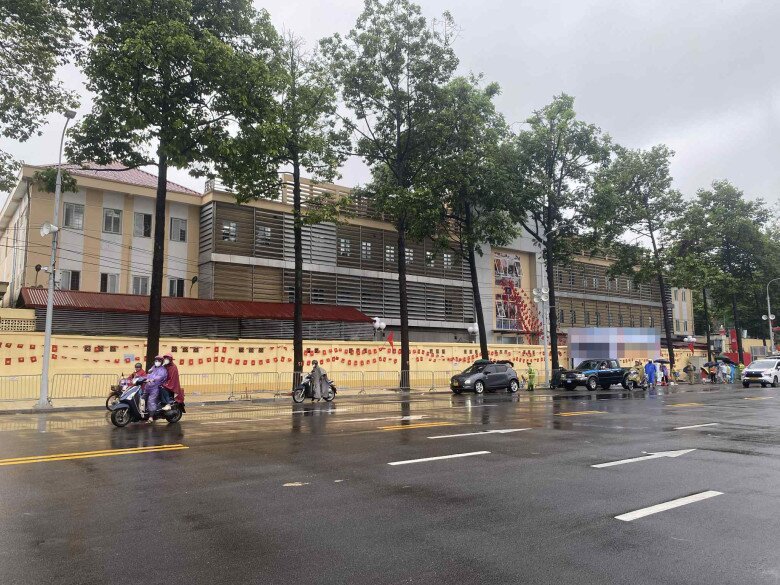 Khu vực vỉa hè đường Hùng Vương, người dân đã phải di chuyển đi nơi khác để đảm bảo an toàn và sức khoẻ trong điều kiện thời tiết mưa lớn