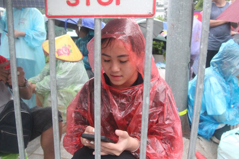 Bạn Yến quê Thanh Hóa đi từ lúc 1h sáng nhưng vẫn không kịp để có chỗ xem đẹp nhất. 