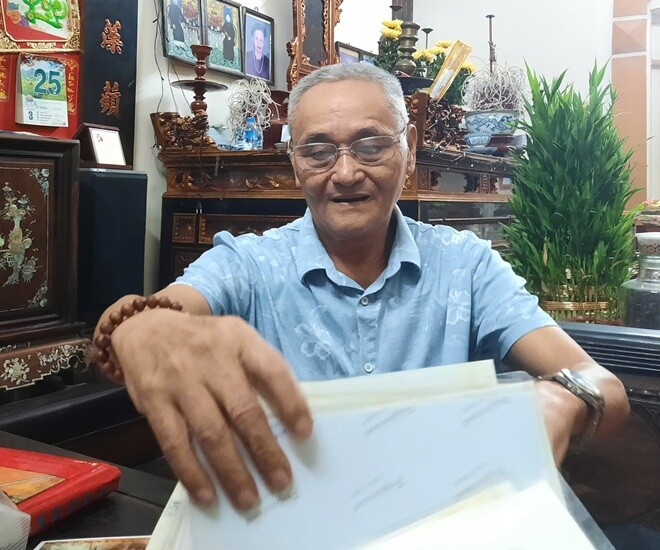 Ông Nguyễn Văn Tùng bên tập giấy tờ điều trị trong suốt hơn 2 năm qua. 
