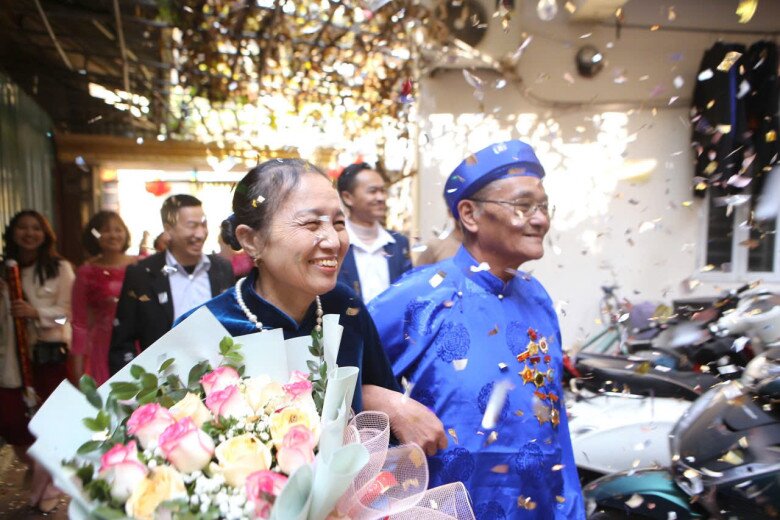 Khi mắc bệnh, ông Tùng còn động viên ngược vợ con để mọi người yên tâm hơn. 