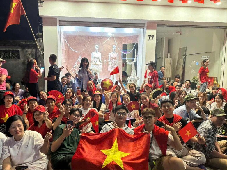 Tất cả mọi người dù trước đó chẳng quen nhau, nhưng họ đều chung một tình yêu, sự tự hào hướng về Tổ quốc.