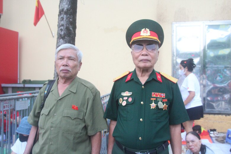 Ông Khánh và ông Lập từ Phú Xuyên lên trung tâm thành phố sẵn sàng thức thâu đêm chờ xem tổng duyệt. 