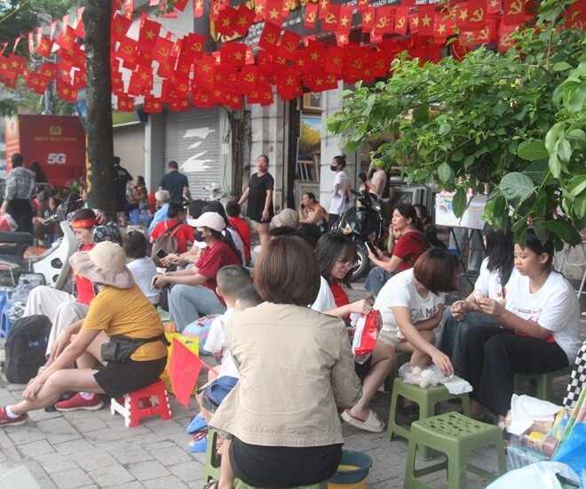Ngã tư đường Trần Phú và Nguyễn Thái Học giao cắt Hùng Vương đã không còn chỗ trống. 
