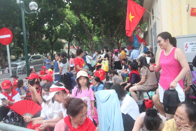 img srchttps://cdn.eva.vn/upload/3-2025/images/phuongld/mot-ngay-truoc-buoi-tong-duyet-nguoi-dan-nhan-cho-tu-4h-sang-chuan-bi-san-com-nam-thuc-xuyen-dem-cho-img_9-1756431648-40-width780height520.jpg /