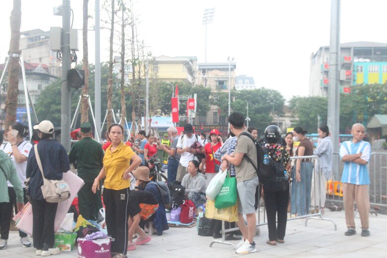 Một ngày trước buổi Tổng duyệt: Người dân háo hức từ 4h sáng, chuẩn bị sẵn cơm nắm thức xuyên đêm chờ xem diễu binh - 5