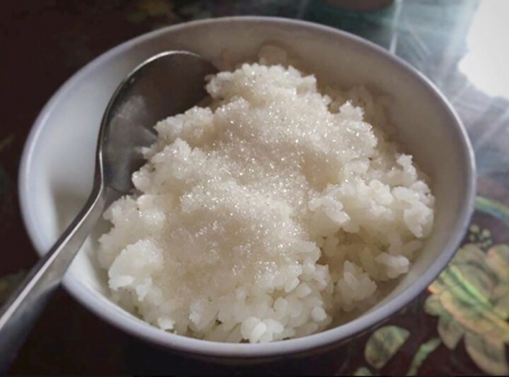 Ăn cơm với đường sẽ dẫn tới thiếu dinh dưỡng và tăng lượng đường trong máu. Ảnh minh họa. 