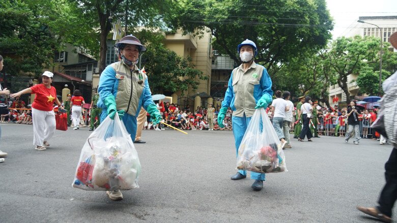 Chị Thủy (bên trái) làm nhiệm vụ từ 6 giờ sáng tại khu trung tâm sự kiện. 