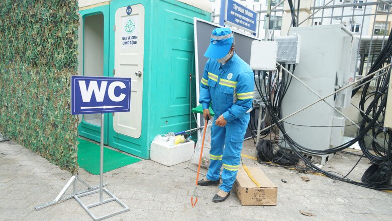 Chị Linh làm nhiệm vụ giữ vệ sinh nhà vệ sinh công cộng tại phố Nguyễn Thái Học giao với Giảng Võ.