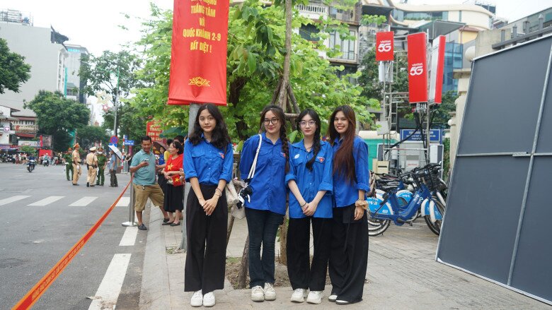 Hà Chi (thứ 2 từ phải sang) cùng các bạn sinh viên tình nguyện làm nhiệm vụ tại phố Nguyễn Thái Học. 