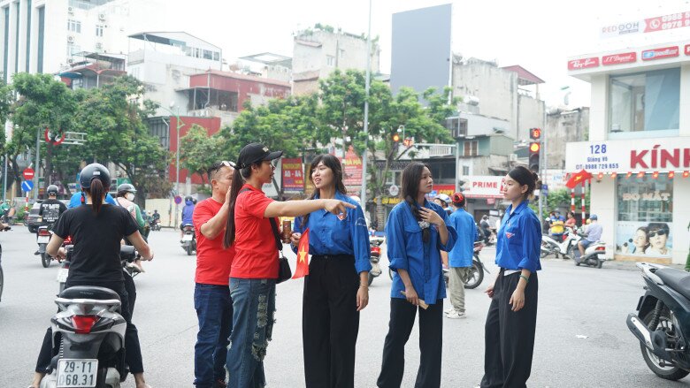 Những bước chân thầm lặng tại buổi hợp luyện diễu binh: “Thu gom rác hay gác cửa nhà vệ sinh tôi cũng thấy tự hào...” - 2