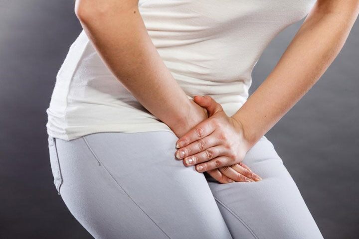 Lười uống nước, mặc quần bó sát là yếu tố nguy cơ gây viêm đường tiết niệu. Ảnh minh họa. 