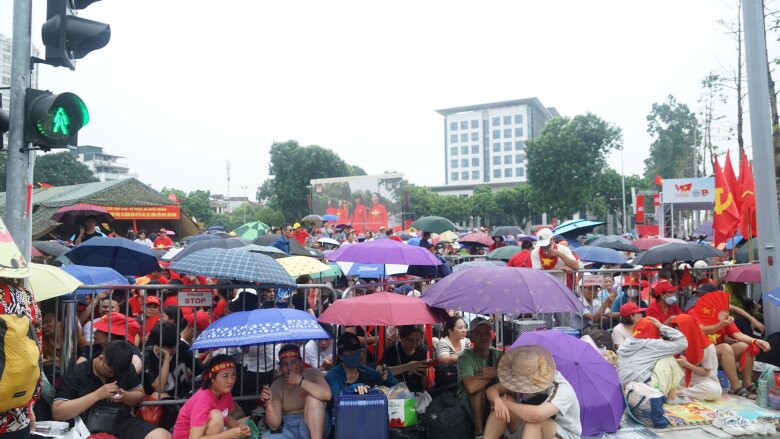 Khu vực đường Hùng Vương - Nguyễn Thái Học cũng đã không còn một chỗ trống. 