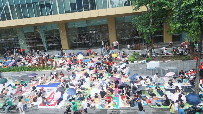 Trước sảnh chung cư tại ngã tư Kim Mã - Liễu Giai người dân xếp chỗ kín từ tối qua. 