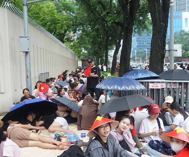 Khu vực vỉa hè phố Liễu Giai sáng sớm nay đã không còn chỗ trống. 