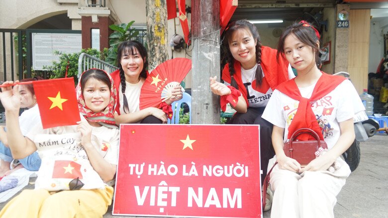 Nhóm bạn của chị Thương hủy cả phòng khách sạn để ra vỉa hè xếp chỗ, hòa chung không khí với người dân. 