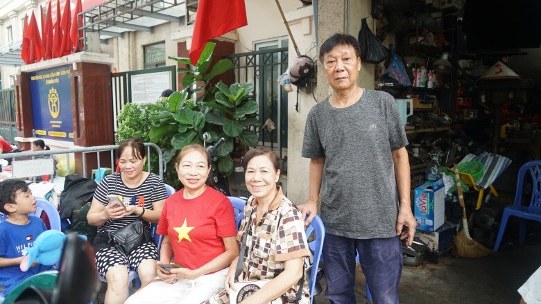 Không khí lúc này ở Hà Nội: Đông kín người chờ xem diễu binh, bỏ phòng khách sạn đã đặt để ra vỉa hè xếp hàng - 7