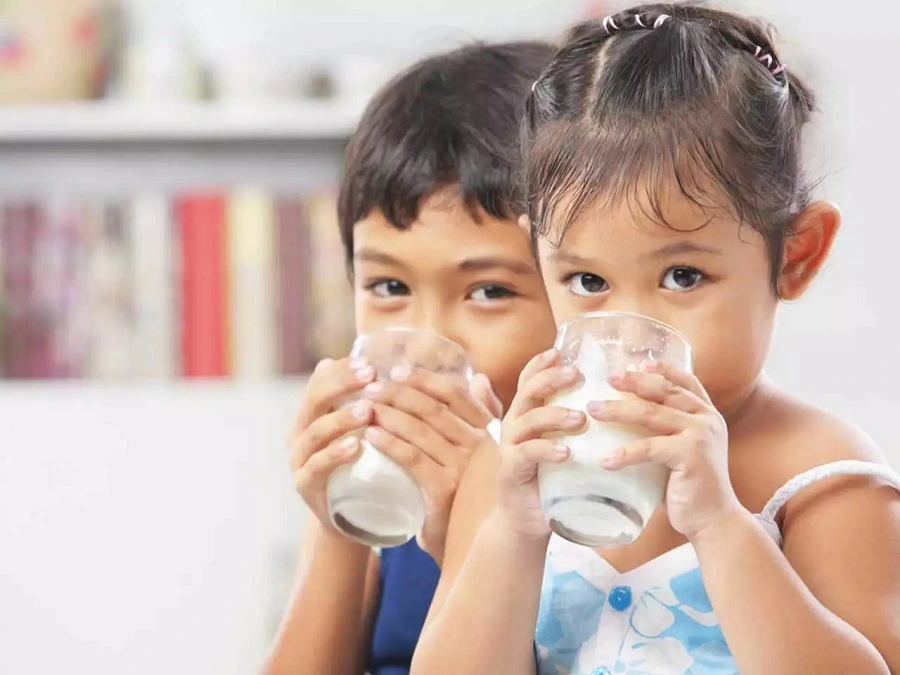 Chọn đúng loại sữa có các dưỡng chất tăng đề kháng giúp trẻ chống lại các tác nhân gây bệnh. Ảnh minh hoạ.