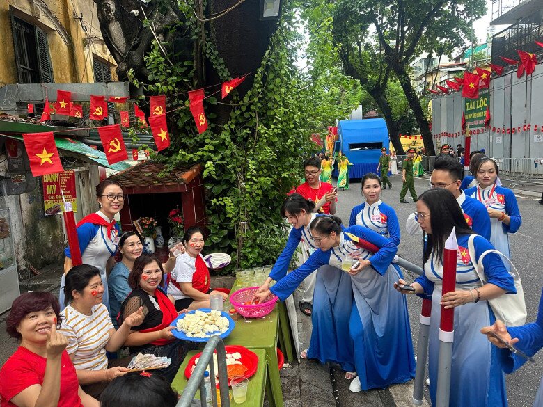 Khoảnh khắc dễ thương: “Tạp hóa cô Béo” ở Hà Nội phát miễn phí 200 quả trứng, 40kg hoa quả phục vụ người dân đi xem diễu binh - 5