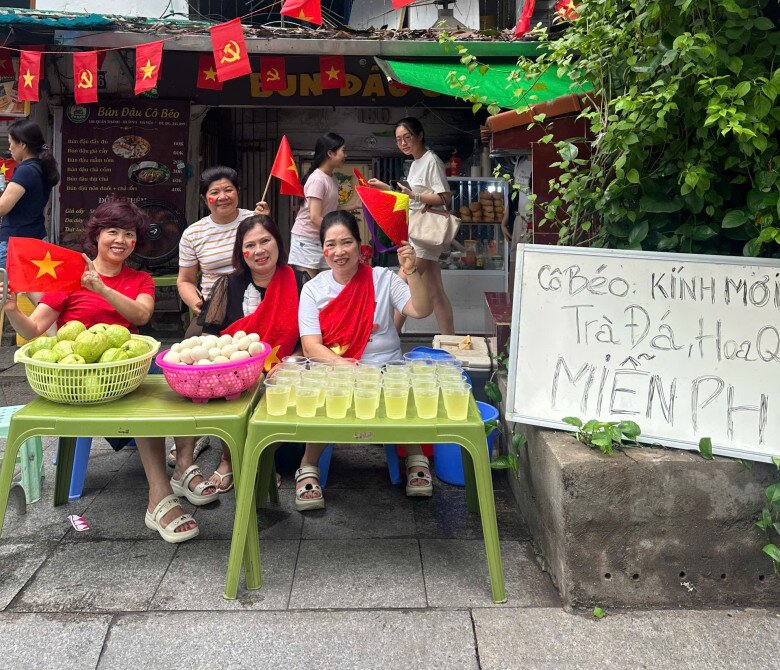 Khoảnh khắc dễ thương: “Tạp hóa cô Béo” ở Hà Nội phát miễn phí 200 quả trứng, 40kg hoa quả phục vụ người dân đi xem diễu binh - 2