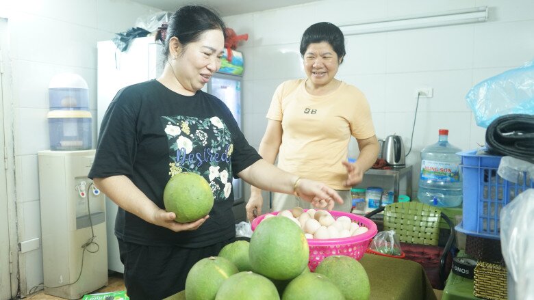 Hai cô Béo chuẩn bị sẵn trứng, trái cây và cốc uống nước một lần để sẵn sàng phát miễn phí cho mọi người hôm Tổng duyệt. 