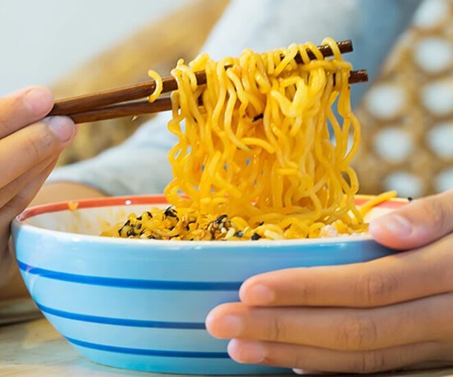 Thức khuya ăn mỳ tôm rất nguy hiểm với thận, kể cả là với những người trẻ. Ảnh minh họa. 