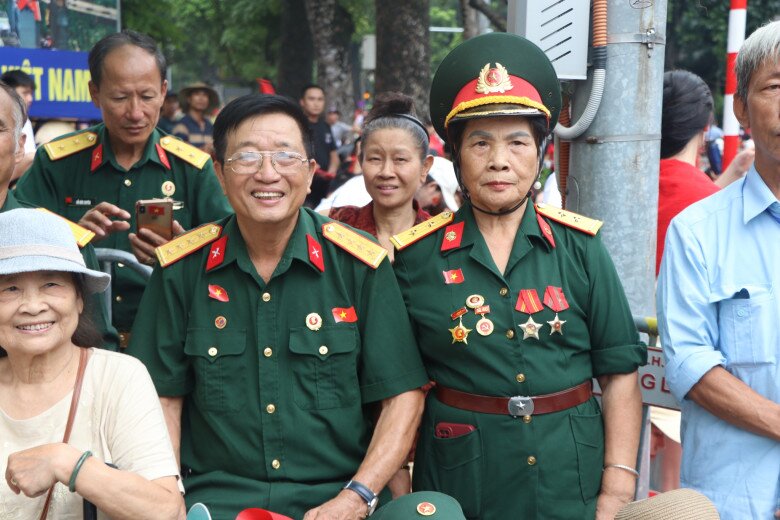 Ông Quyết và những người đồng đội năm xưa giờ vô tình gặp nhau trong một sự kiện vô cùng ý nghĩa và trọng đại của dân tộc. 
