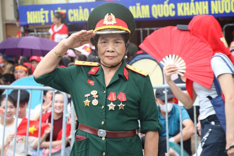 Bà Cẩn vô cùng phấn khởi trước sự lớn mạnh của quân đội và sự đổi thay, phát triển của đất nước. 