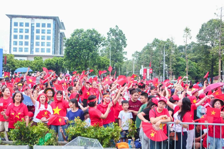 img srchttps://cdn.eva.vn/upload/3-2025/images/phuongld/truoc-gio-so-duyet-dieu-binh-dieu-hanh-ruc-ro-mau-co-do-sao-vang-khap-pho-pho-phuong-anh7-1756294048-91-width780height520.jpg /