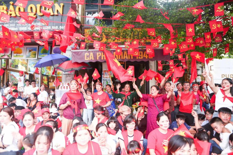 Không khí ở Hà Nội lúc này: Cờ đỏ sao vàng rực rỡ tung bay khắp phố, từ người xa lạ bỗng chốc lại hóa thân quen - 3