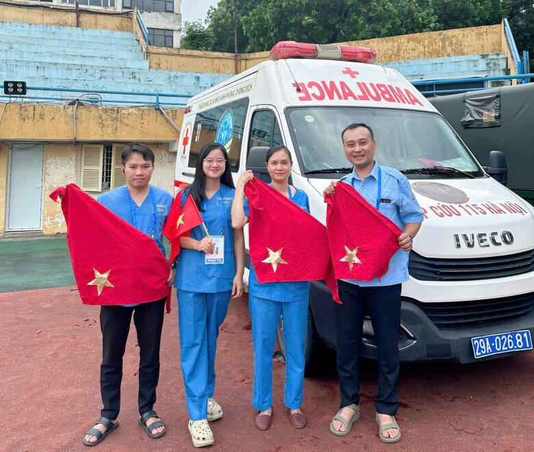 Kíp trực của Trung tâm cấp cứu 115 làm nhiệm vụ tại SVĐ Hàng Đẫy. 