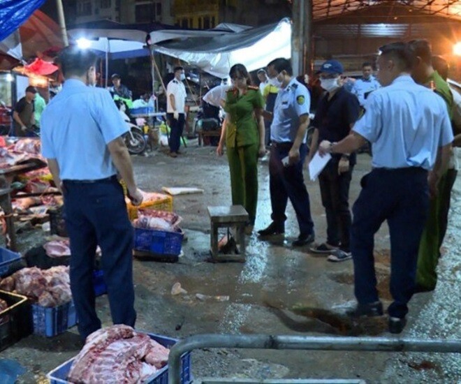Lực lượng chức năng phát hiện và thu giữ hàng tấn thịt lợn nhiễm bệnh tại Hà Nội. 