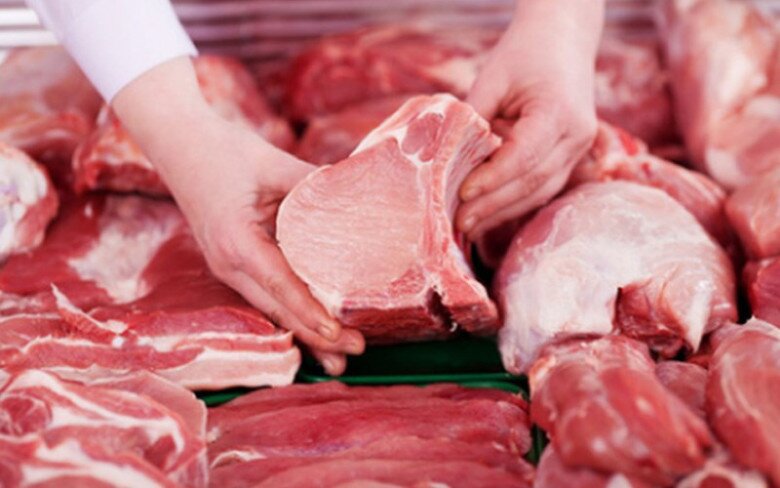 Khi chọn mua thịt lợn người tiêu dùng hãy lựa chọn kỹ lưỡng, tránh xa những loại thịt có dấu hiệu lạ. Ảnh minh họa.