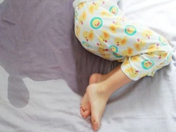 Tranh thủ nghỉ hè đưa con gái đi khám vì 10 tuổi vẫn tè dầm, không ngờ phát hiện con mắc bệnh hiếm gặp