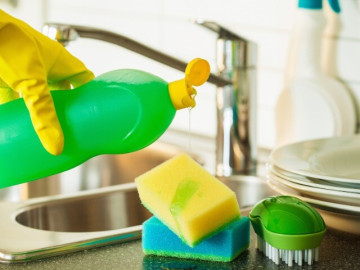 Kiểu dùng dầu rửa bát nào các gia đình hay làm nhưng dễ ngậm nhiều hóa chất? Cách rửa bát an toàn hóa ra không hề khó