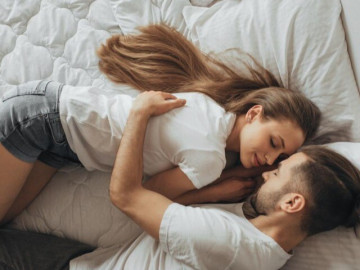 Vợ chồng dù tình cảm đến đâu cũng không nên ngủ ở tư thế này, hại cả chồng lẫn vợ?