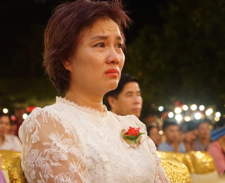 Chị Dung nghẹn ngào khi nhớ tới cha mẹ trong buổi lễ Vu lan.