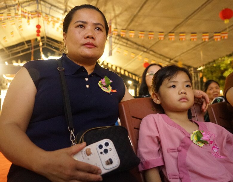 Chị Huệ và con gái Mai Hạ xúc động nhớ về người chồng, người cha đã mất.