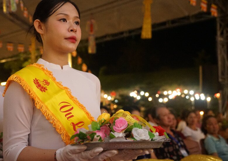 Nghi thức bông hồng cài áo lấy đi nước mắt của nhiều phật tử tham dự lễ Vu lan.
