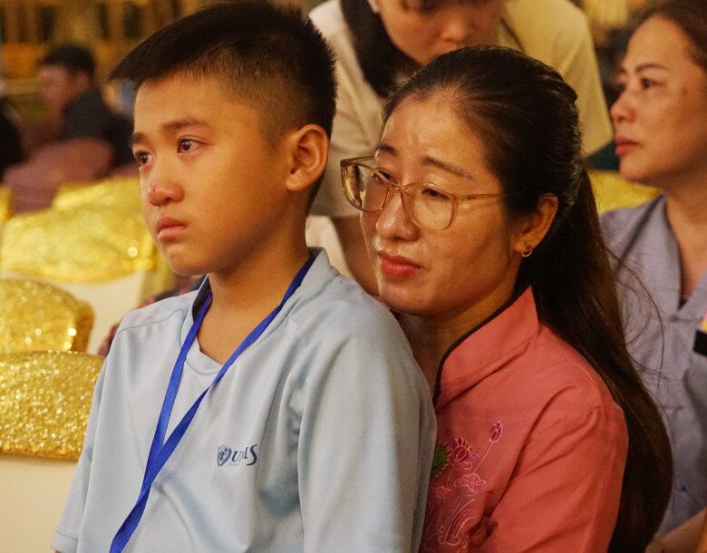 Chị Yên xúc động khi nghe những lời xin lỗi của con trai ngay tại buổi lễ Vu lan.