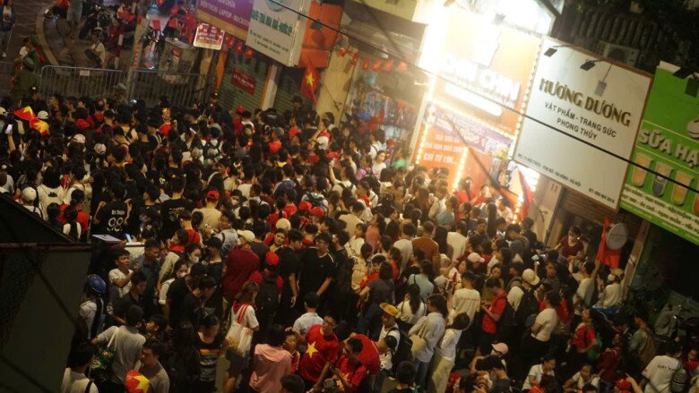 Tại phố Núi Trúc rất đông người đổ về để chào đón xe quân sự đưa các chiến sĩ về Quảng trường Ba Đình.