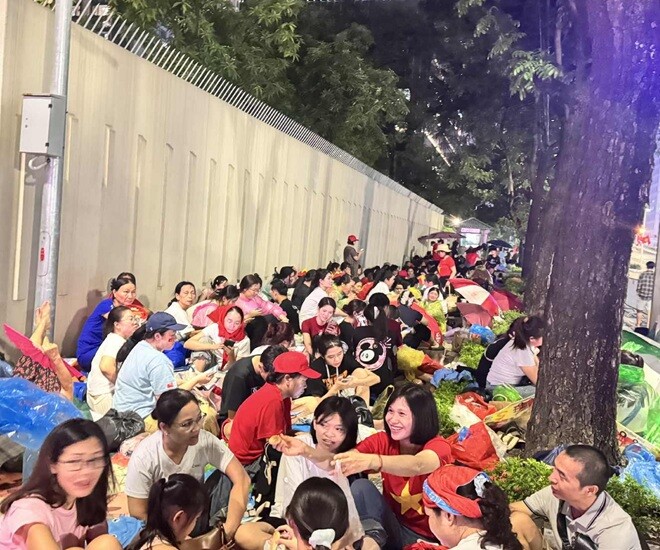 Người dân rất hào hứng, phấn khởi ngồi chờ xem diễu binh trên phố Liễu Giai.