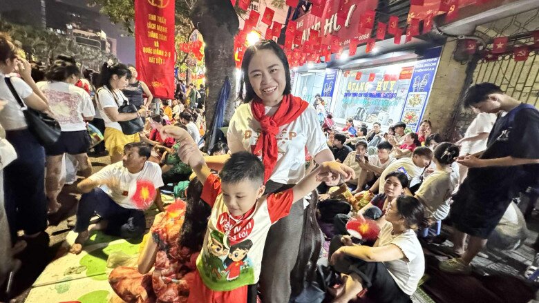 Chị Trang cùng các con sẽ thức thâu đêm, hòa cùng niềm vui với người dân. 